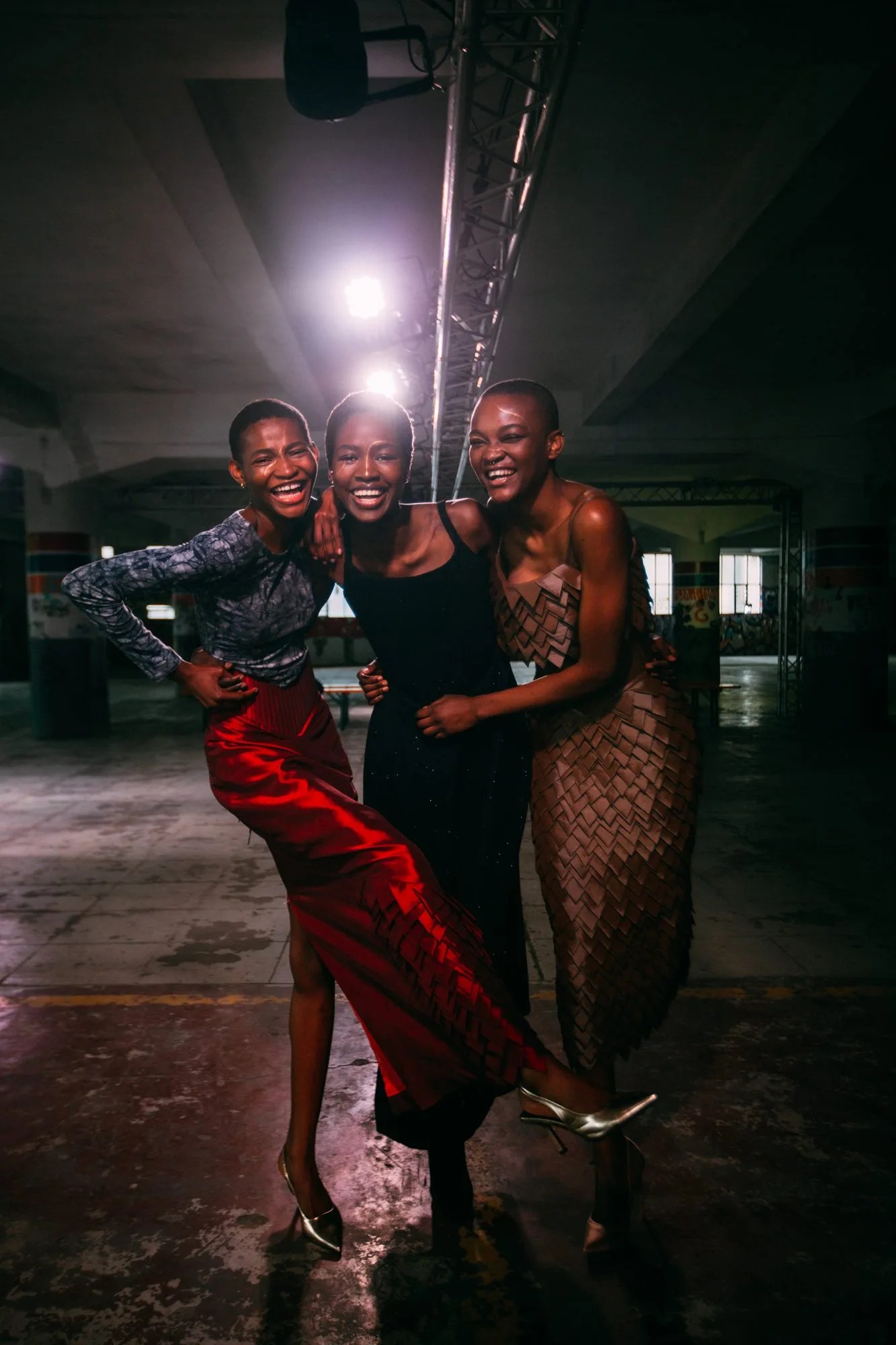 Modelle che festeggiano nel backstage a fine show