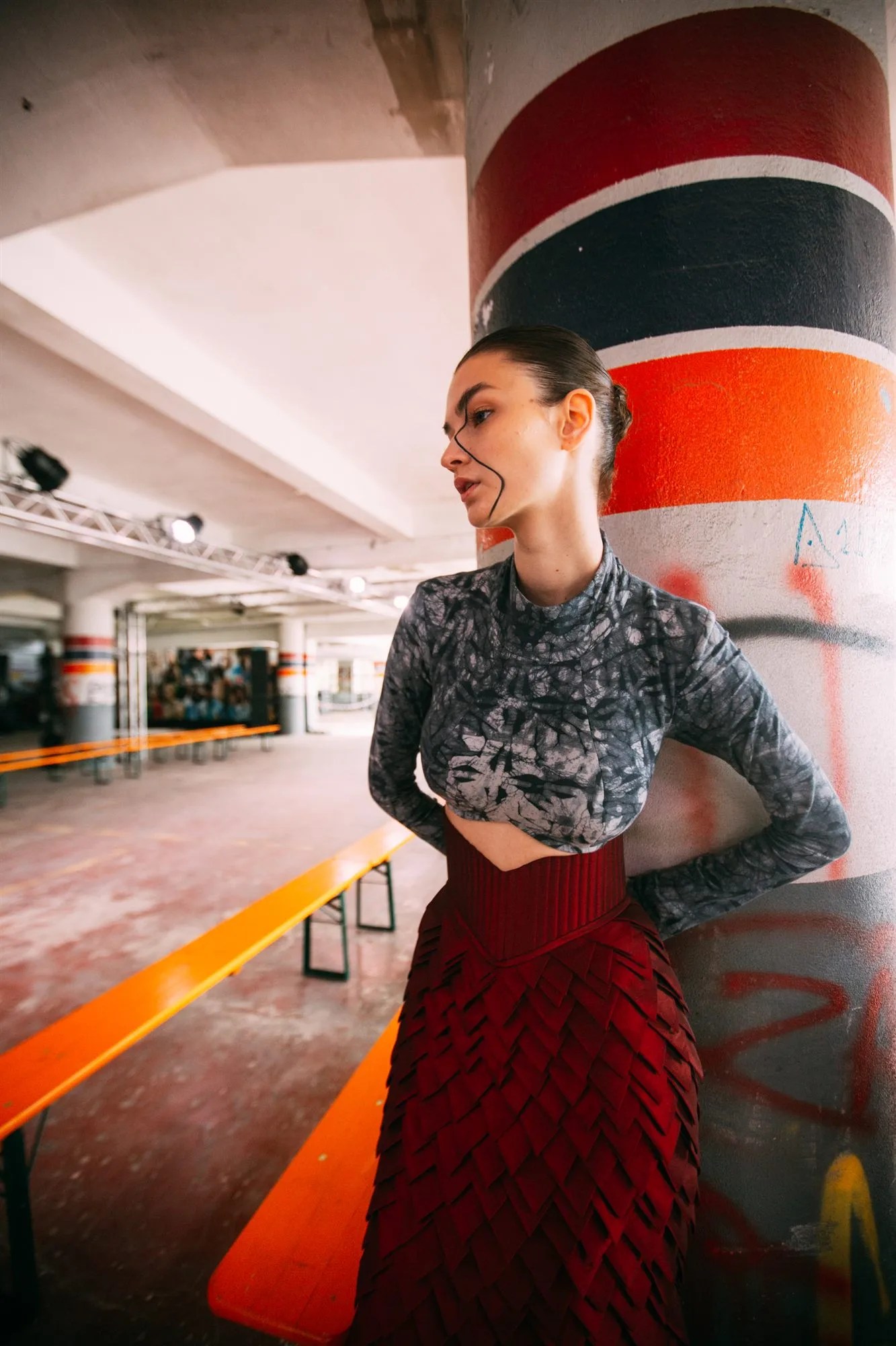 Modella con capelli raccolti lisci nel backstage