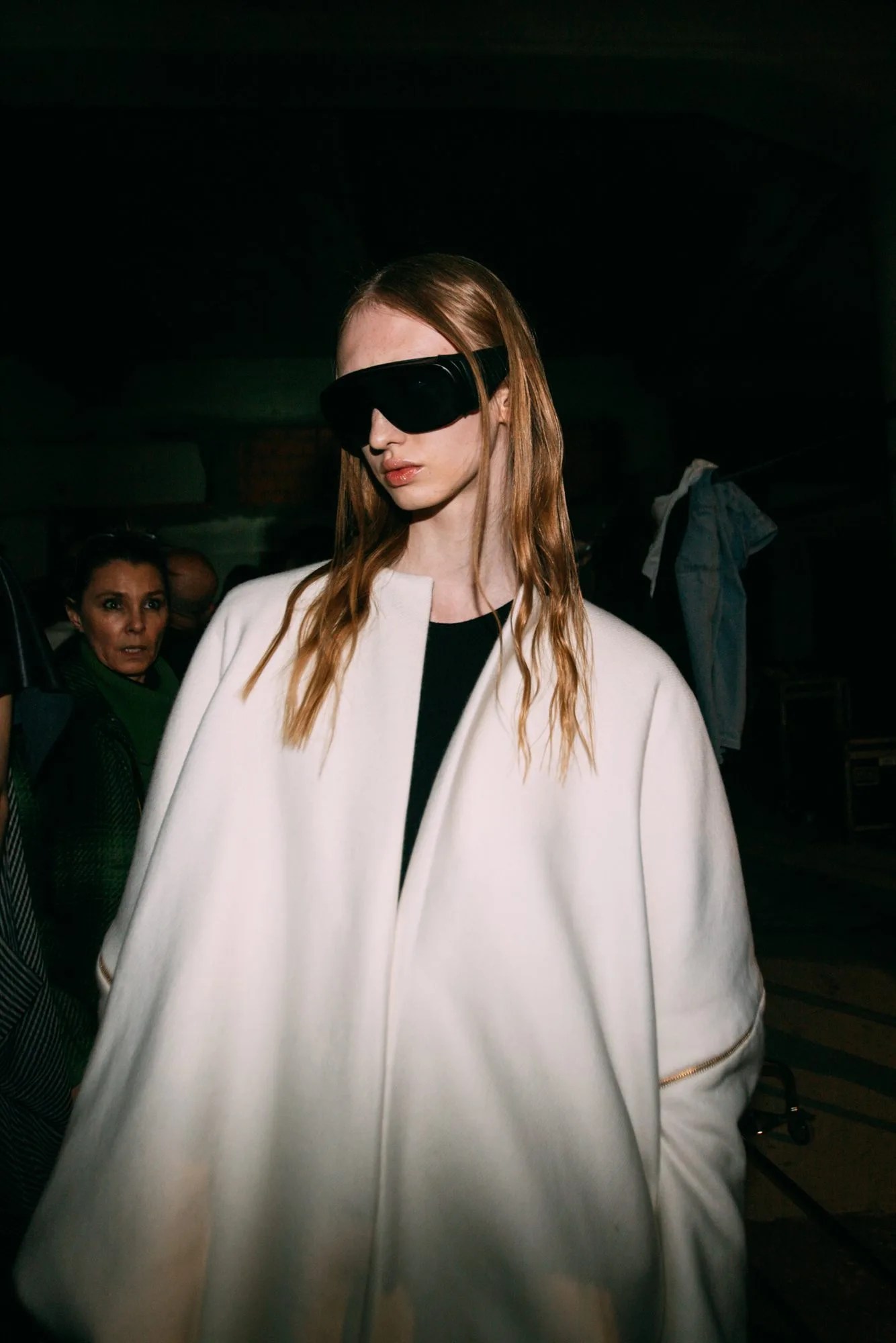 Modella con lunghi capelli biondi e occhiali scuri nel backstage