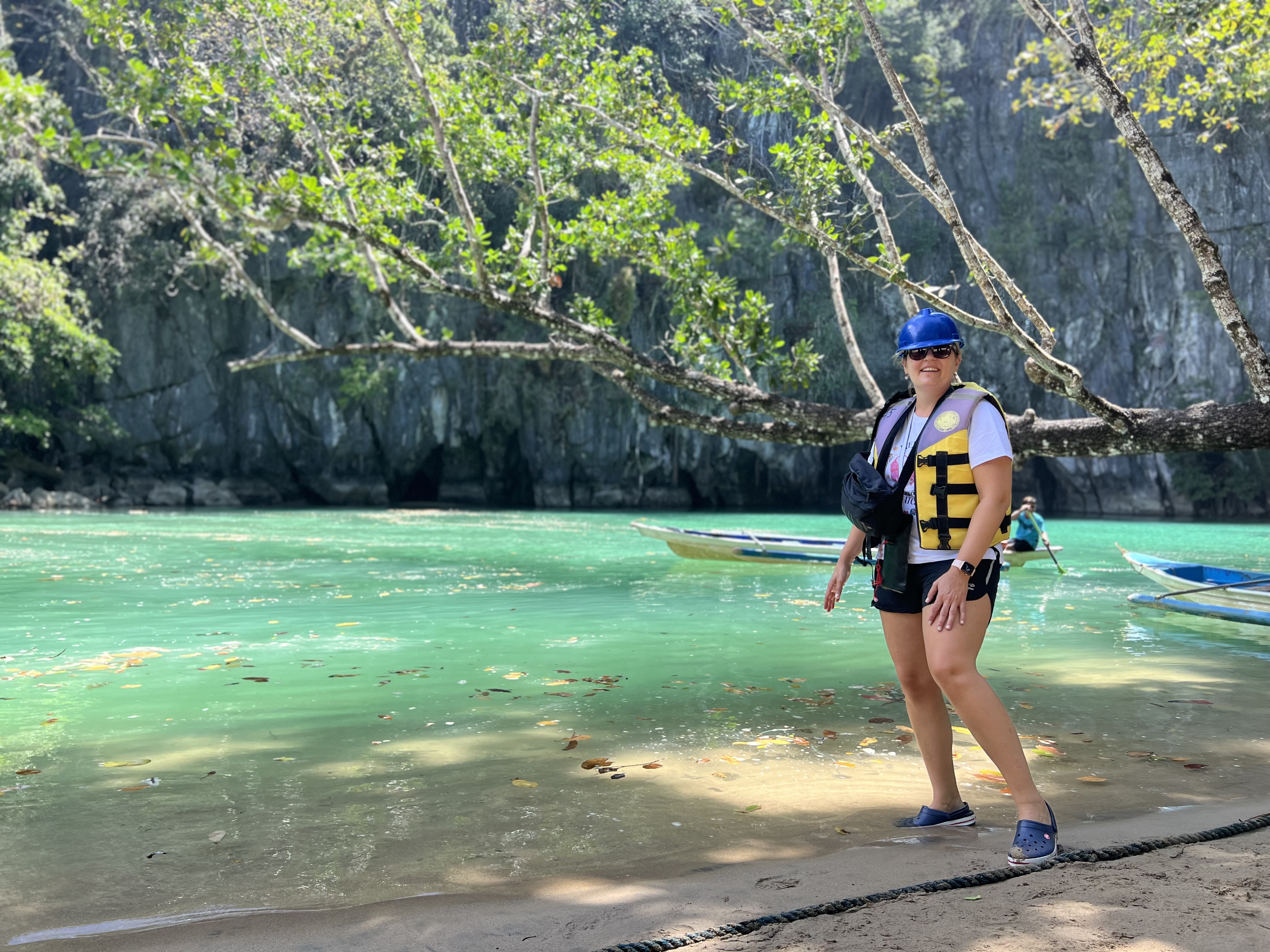 Río turquesa de Puerto Princesa con vegetación tropical