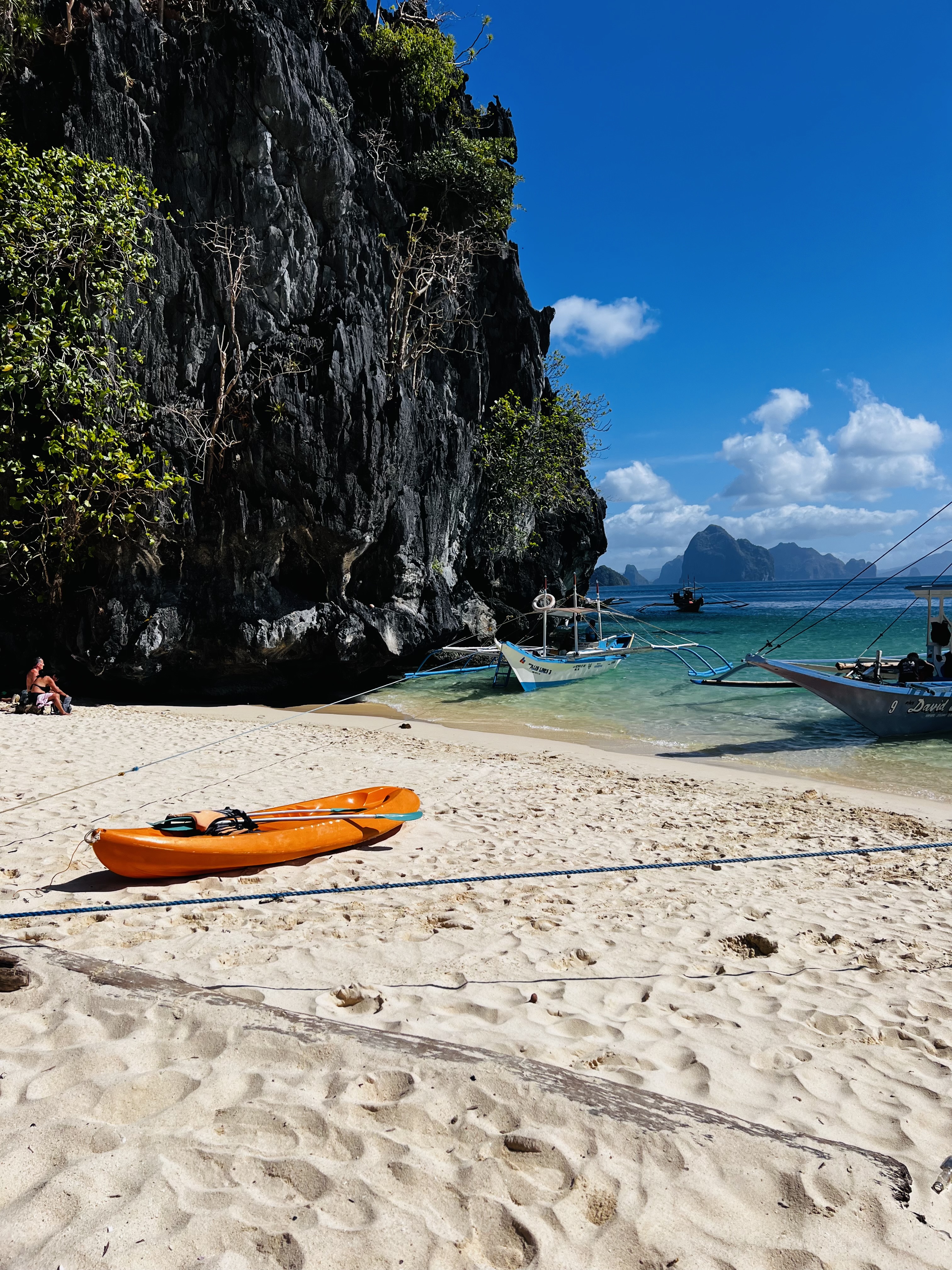Kayak naranja en playa de arena blanca y mar turquesa en El Nido