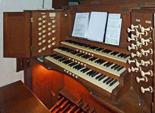 Console of the organ by A. Hunter and Sons (1924) in the church of St Augustine of Canterbury, Highgate, London N6. (Source: National Pipe Organ Register)