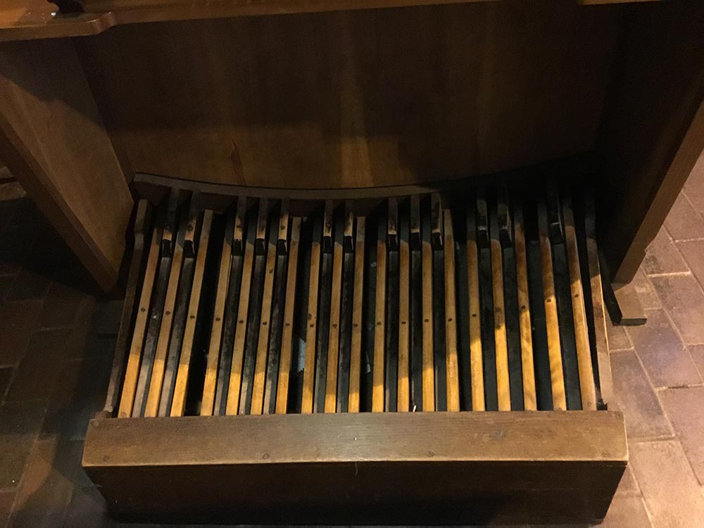 Detail: the pipe organ by Monk & Gunther (1975) in the church of St Paul the Apostle, Wood Green, London N22. Source: Andrew Pink