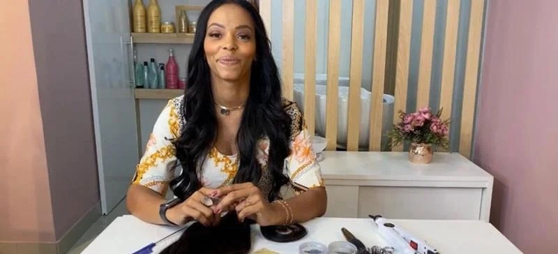 Empresária de Nova Iguaçu monta próprio curso de alongamento capilar