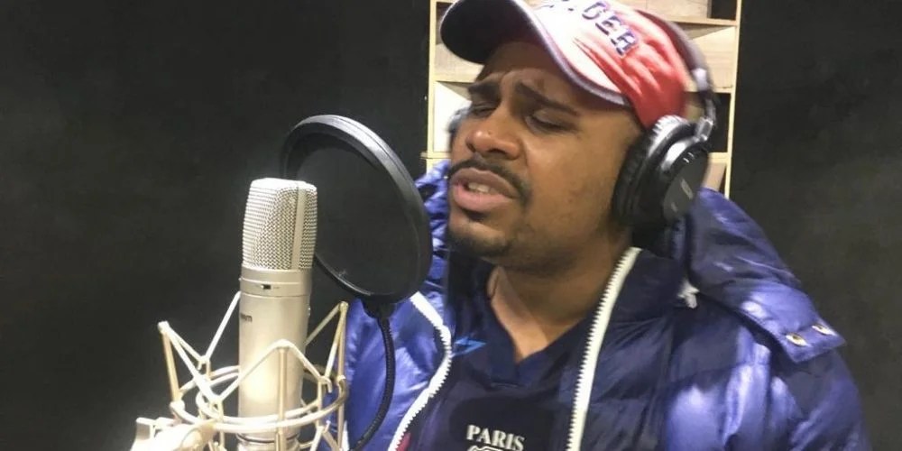 MC Pelourinho fala sobre parceria com Mc Leozinho em “Meu Deus Traz a Solução”