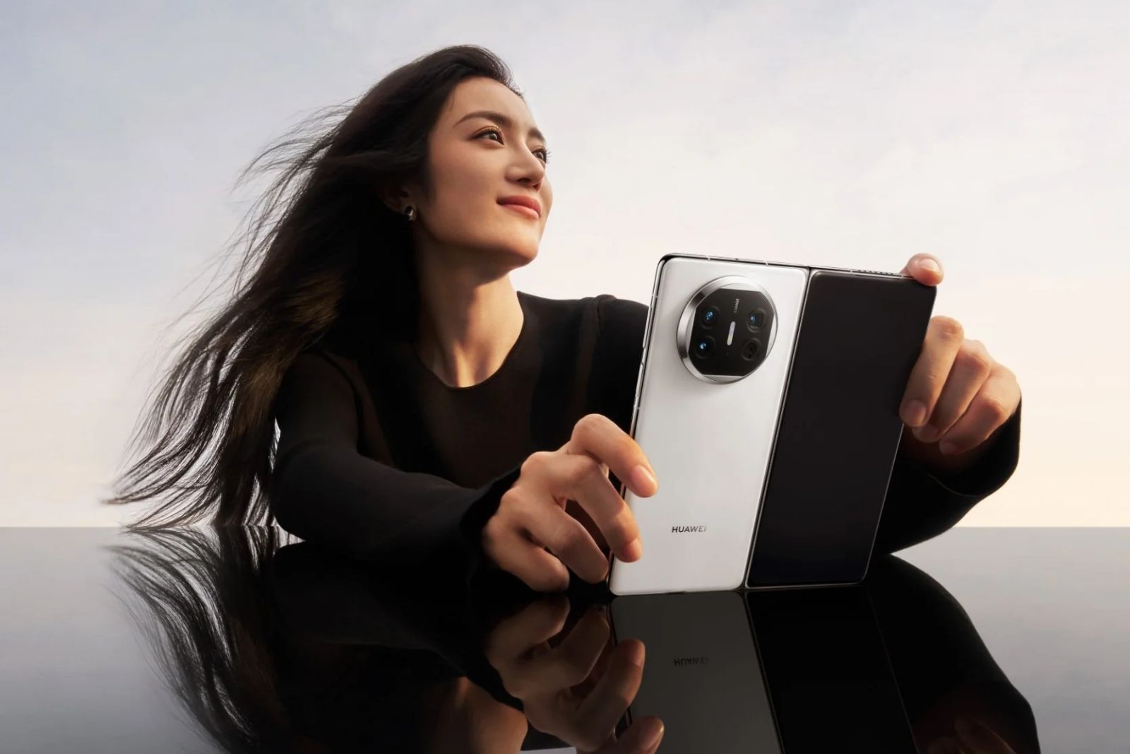 HUAWEI Mate X5 本体 HUAWEI's new Mate X5 is the slimmest foldable phone on the Market