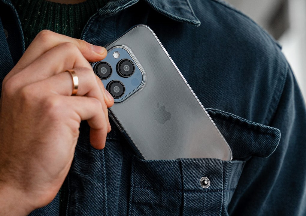 Which Minimalist Case to Choose for your iPhone 15 Pro Max ?