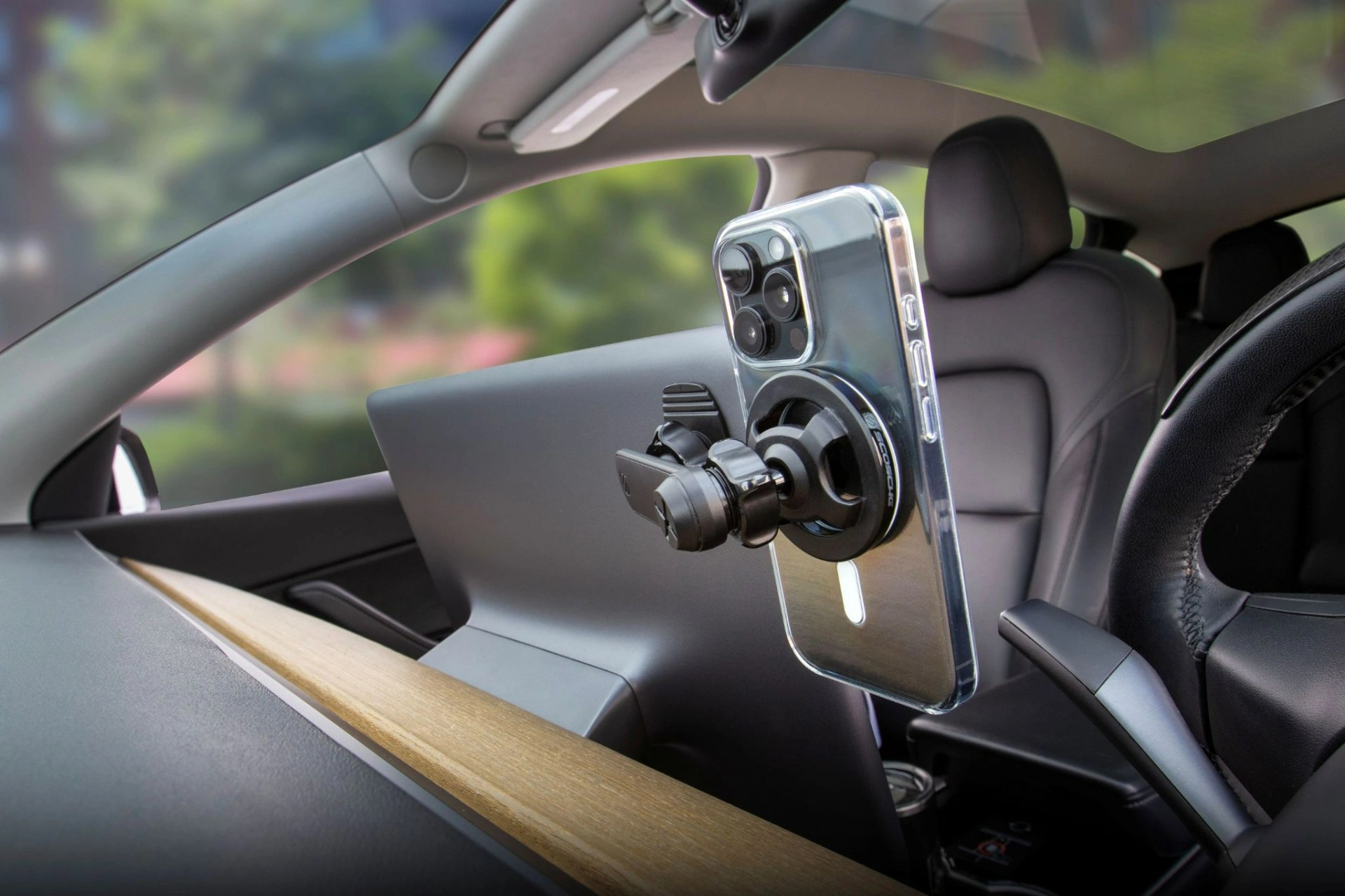 Scosche Powers Up CES with Magnetic Mounts and Juicy Chargers