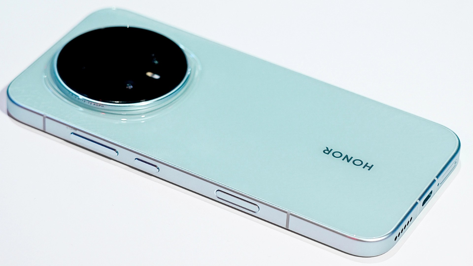 HONOR Showcases AI Breakthroughs at Snapdragon Summit China 2025