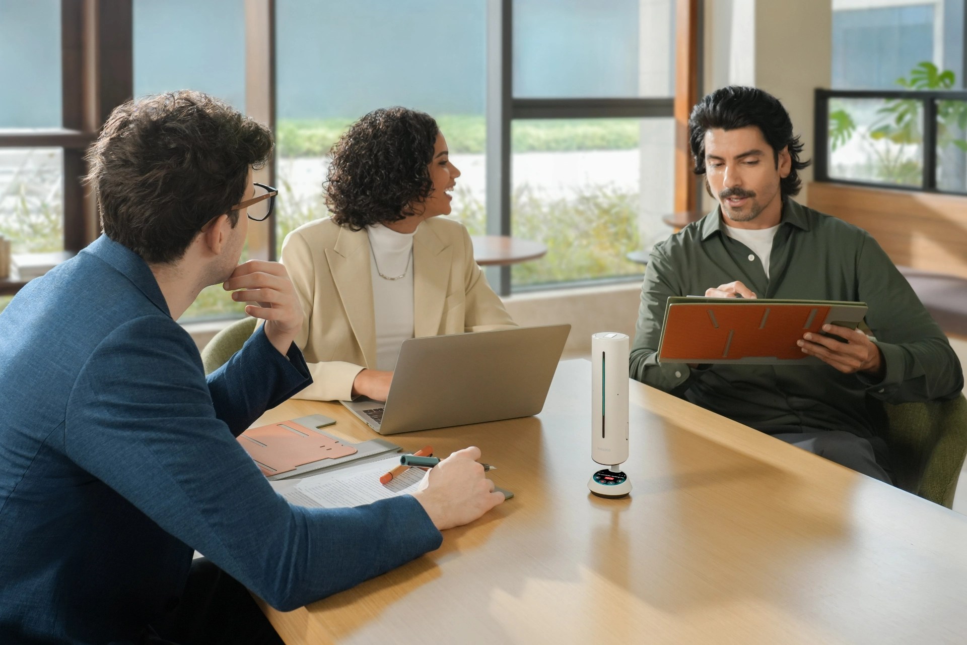 Insta360 Launches Wave: AI-Powered Speakerphone for Meetings and More