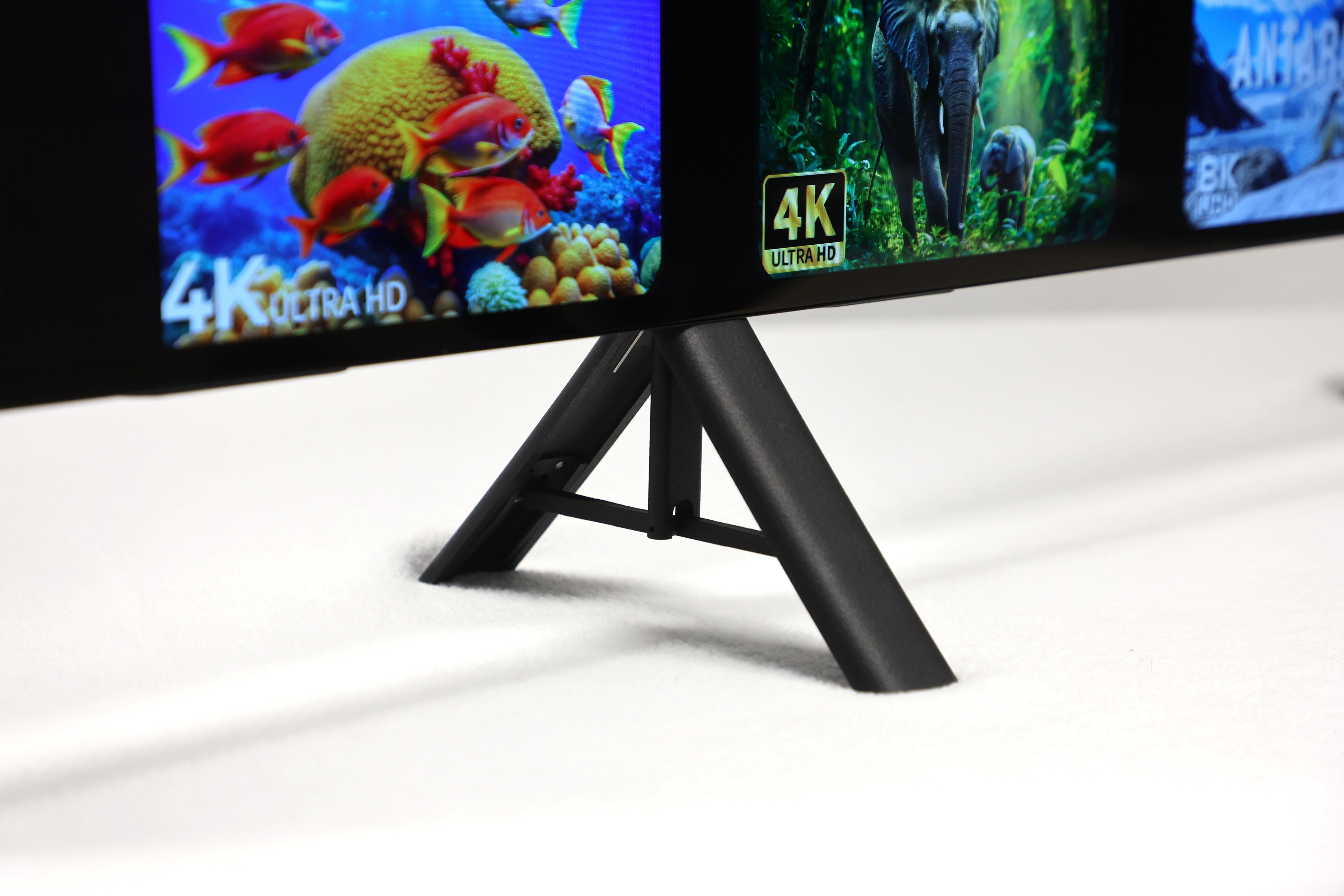 ワイドテレビ レグザ、壁との隙間0.5センチ以下の壁掛けユニット。26年初頭に発売へ