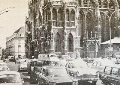 Historic photo of automobiles in front of Stephansdom in Vienna.