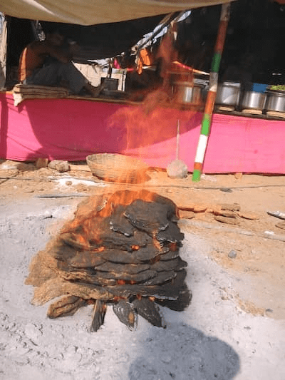 Dung cooking fire. Pushkar India. Photo by שיע.ק, CC By-SA 3.0.