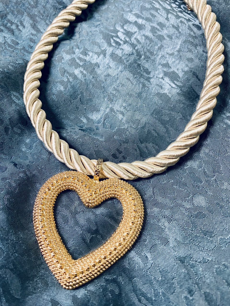 COLLAR CORAZÓN BEIGE