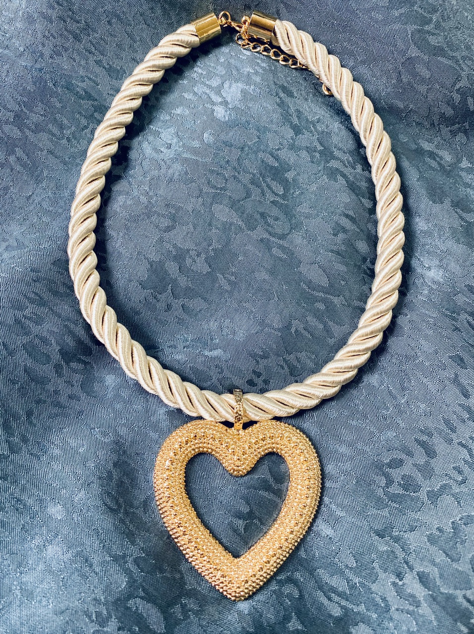 COLLAR CORAZÓN BEIGE: imagen 2