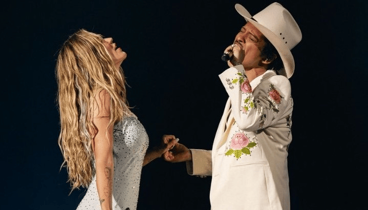 Bruno Mars y Karol G interpretando "Still" en el SoFi Stadium de Los Angeles. (Photo: YouTube)