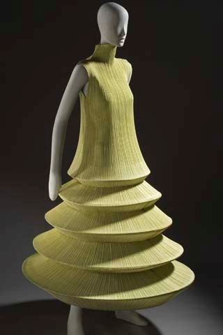 The theory behind Flying Saucer by Issey Miyake – Angelika Siem