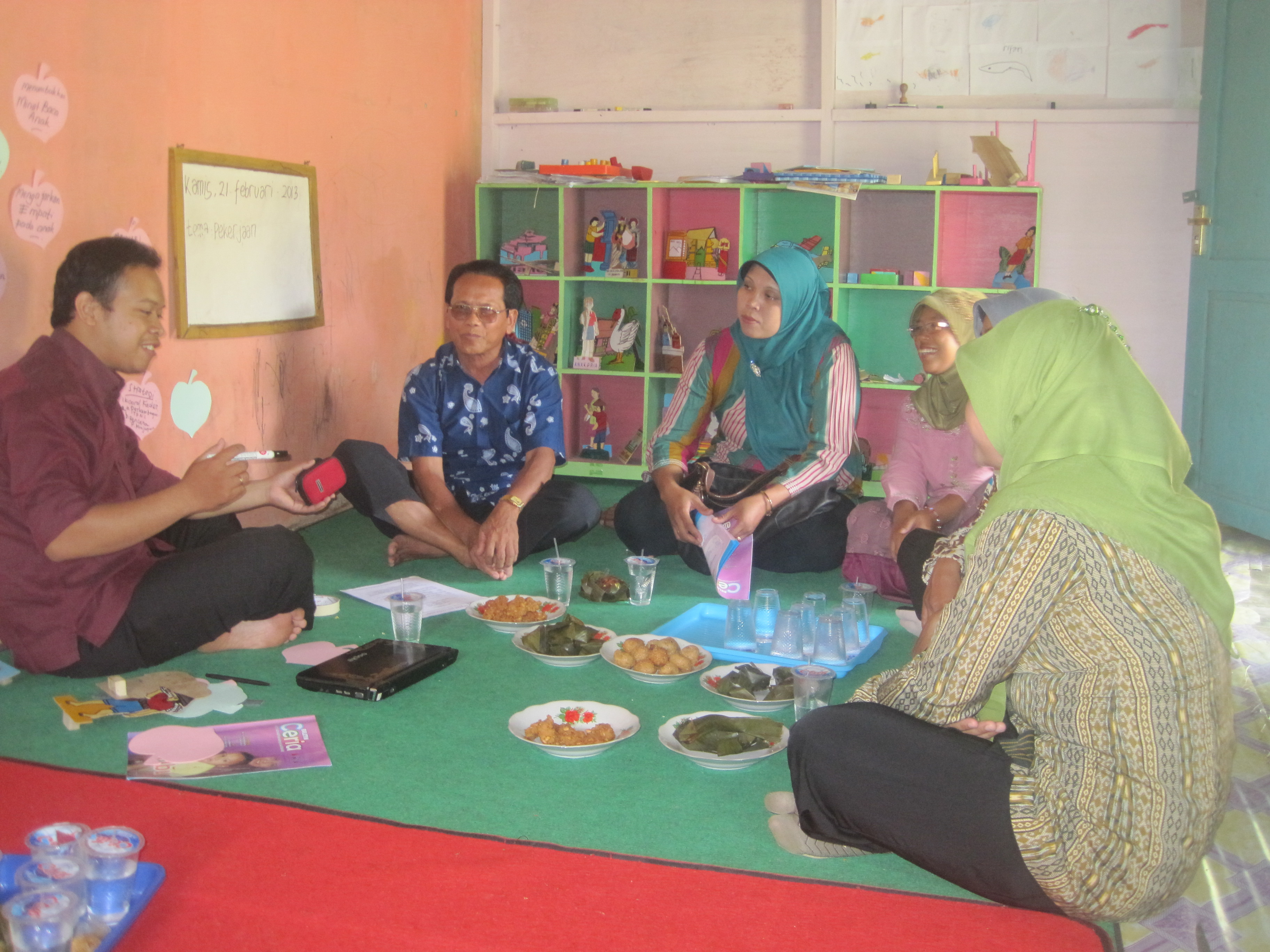 Foundation class adalah pembelajaran bersama anak dengan orangtua di awal masuk sekolah dalam rangka . Parenting Education Rapat Pengurus Observasi Pembelajaran Dan Koordinasi Dengan Pendidik Dewangga Saputra