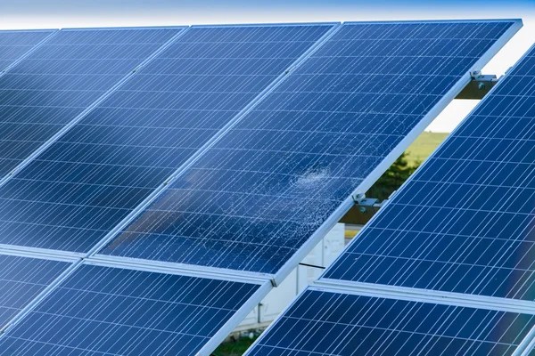 Read more about the article <strong><em>When to Replace Your Solar Panels in Kingman</em></strong>