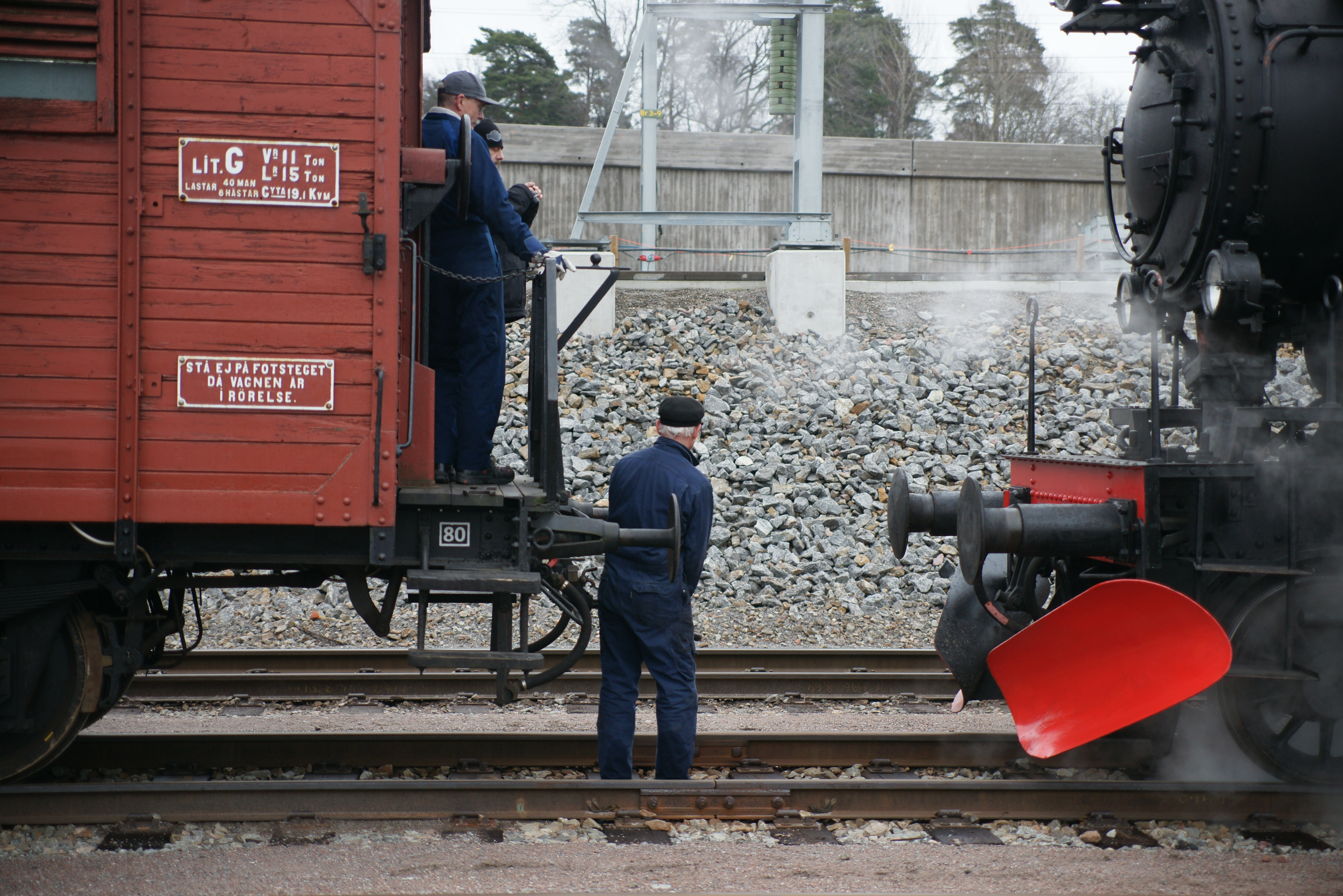 Anders Nyman hänger på koppel i Tomteboda