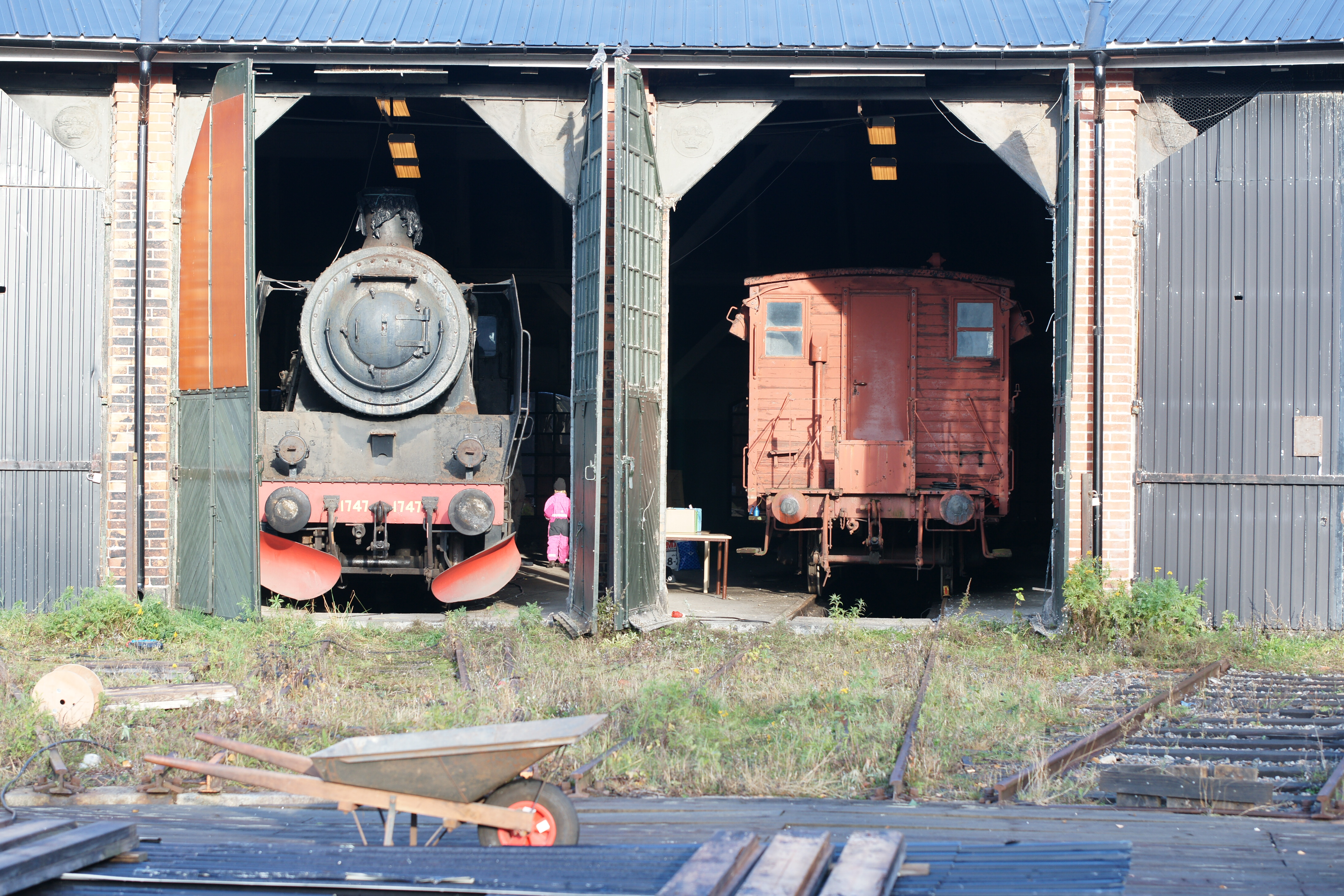 E10 1747 och SÅS ångfinka i Katrineholms lokstall