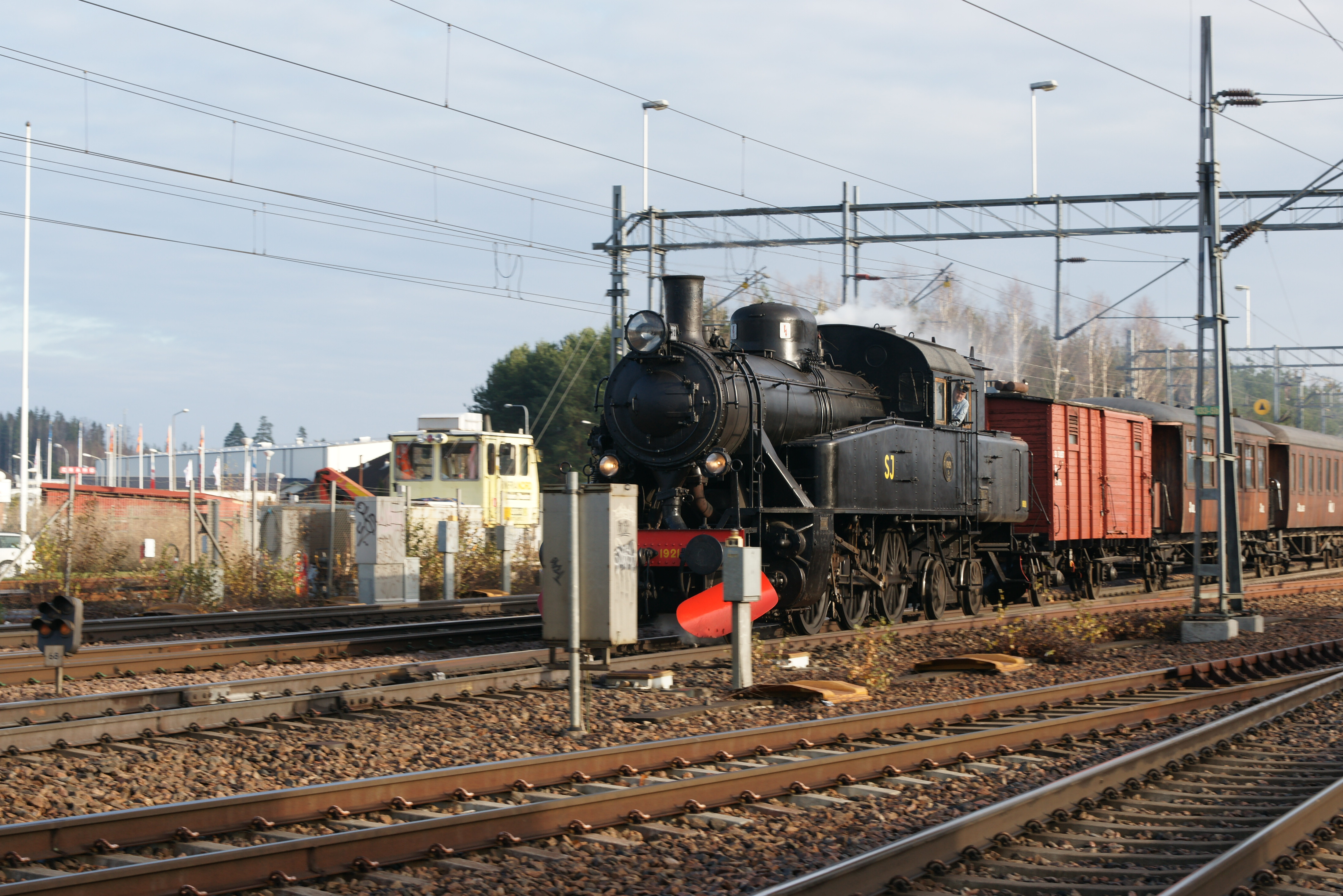 S1 1921 med resandetåg mot Katrineholm 2012