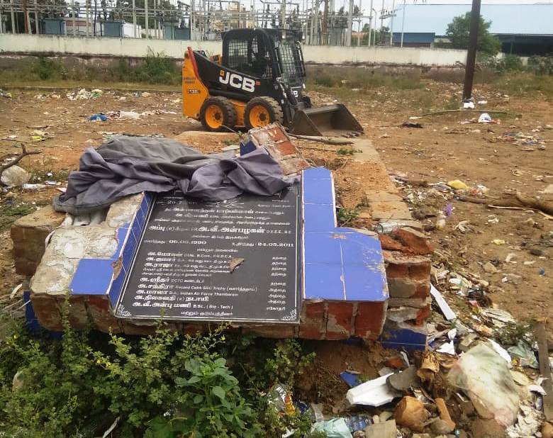சுடுகாட்டில் குப்பை கொட்டாதீர்கள் என்றோம் … சுடுகாட்டையே இடித்துத் தள்ளி குப்பைமேடாக்கி விட்டார்கள் !