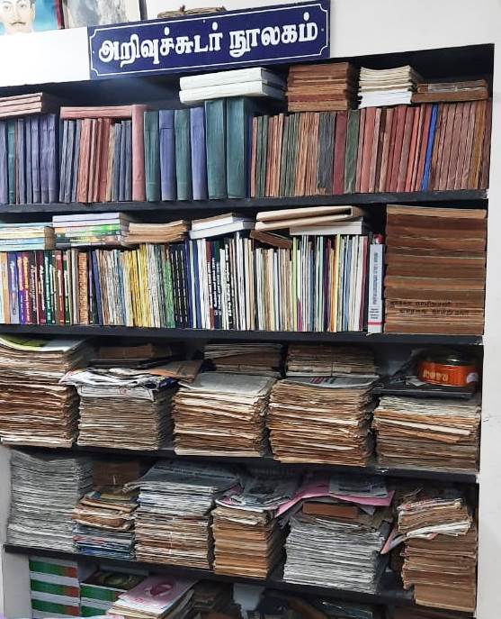 விலையில்லா நூல்கள் வழங்கும் அரசெழிலன் 