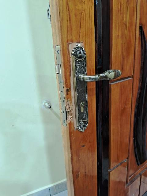 கதவி உடைப்பு 