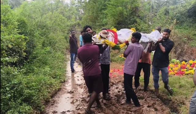 சுடுகாடு செல்லும் பாதை
