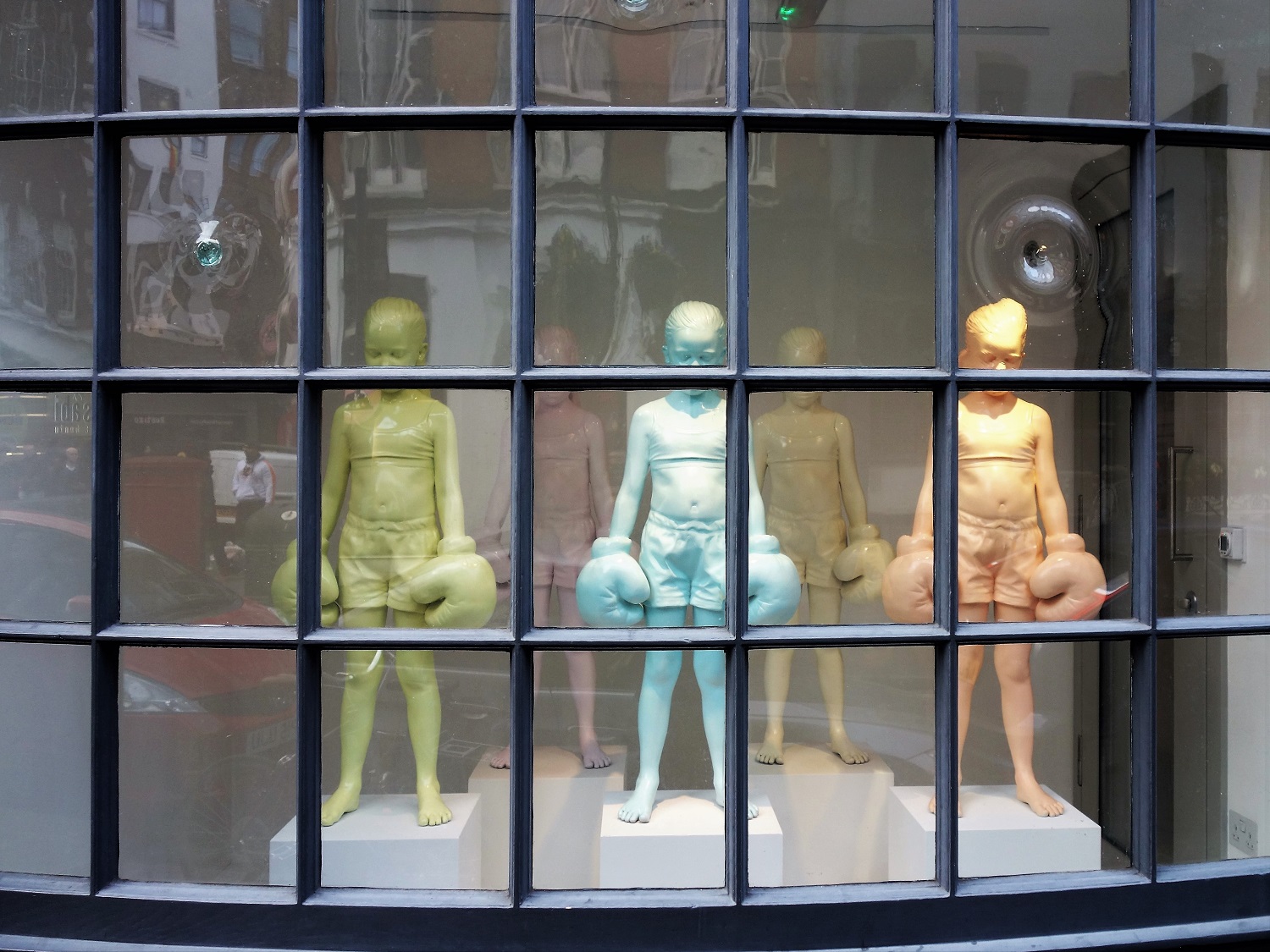 Schaufenster eines Sportgeschäfts. Glaub ich mal, weiß es nicht mehr genau.