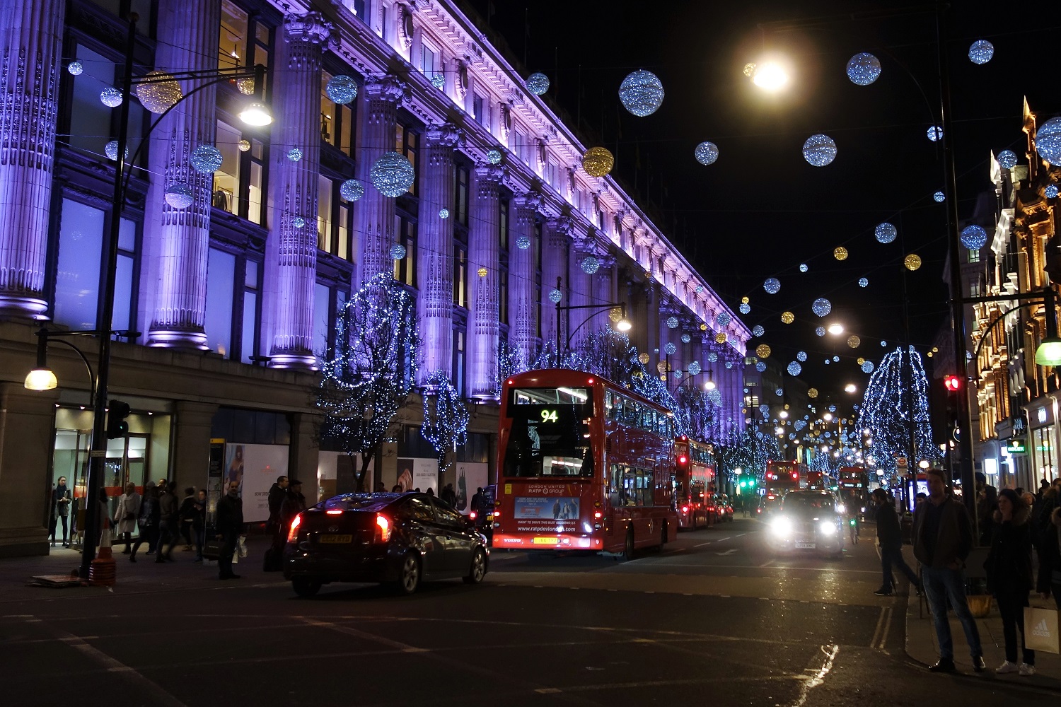 Oxford Street - Londons weltberühmte Einkaufsstraße. Im Moment sind die Preise enorm gepurzelt und man kann nach Herzenslust stöbern. Links das Nobelkaufhaus Selfridges.