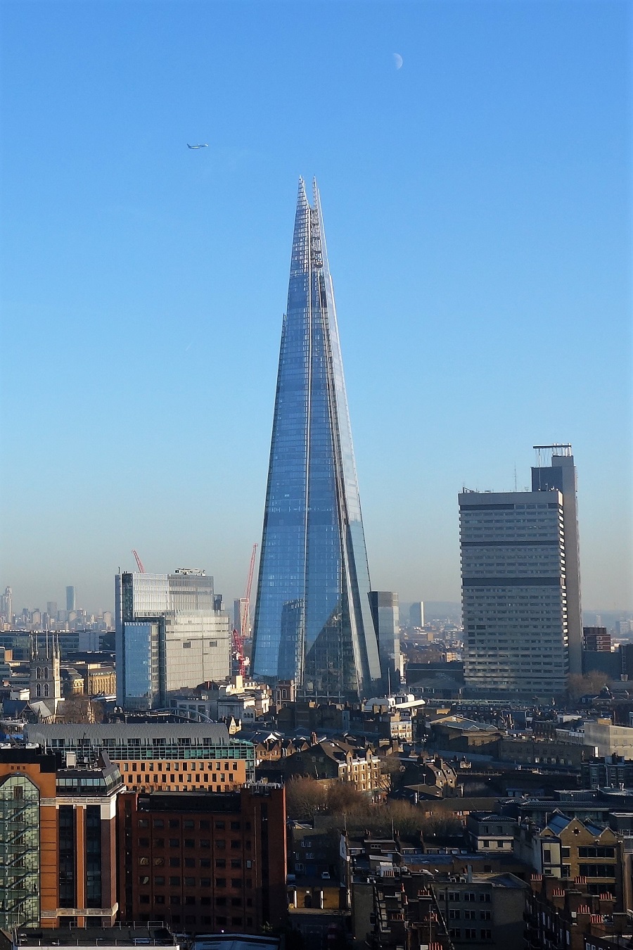 The Shard und andere Himmelskörper. Das Shard Building ist mit 310 Metern derzeit das höchste Gebäude der EU. Man sieht es praktisch von überall in London.