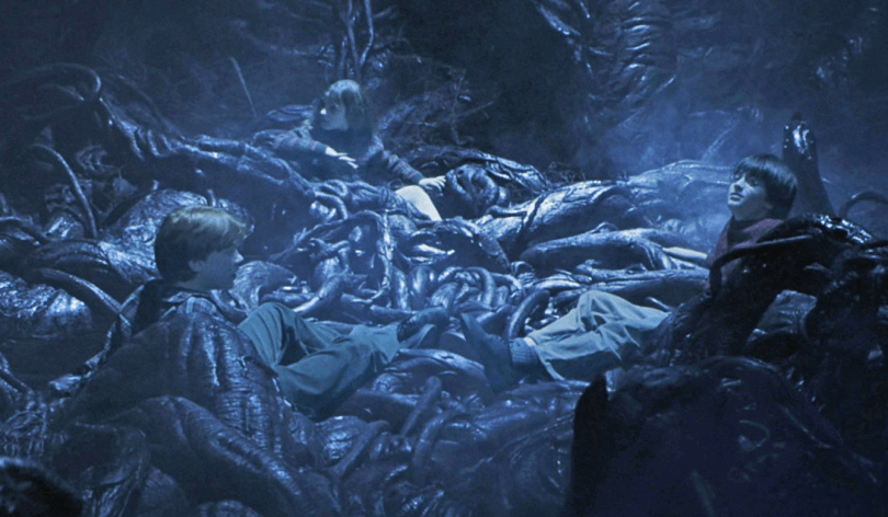 Rony, Hermione e Harry presos no Visgo do Diabo.