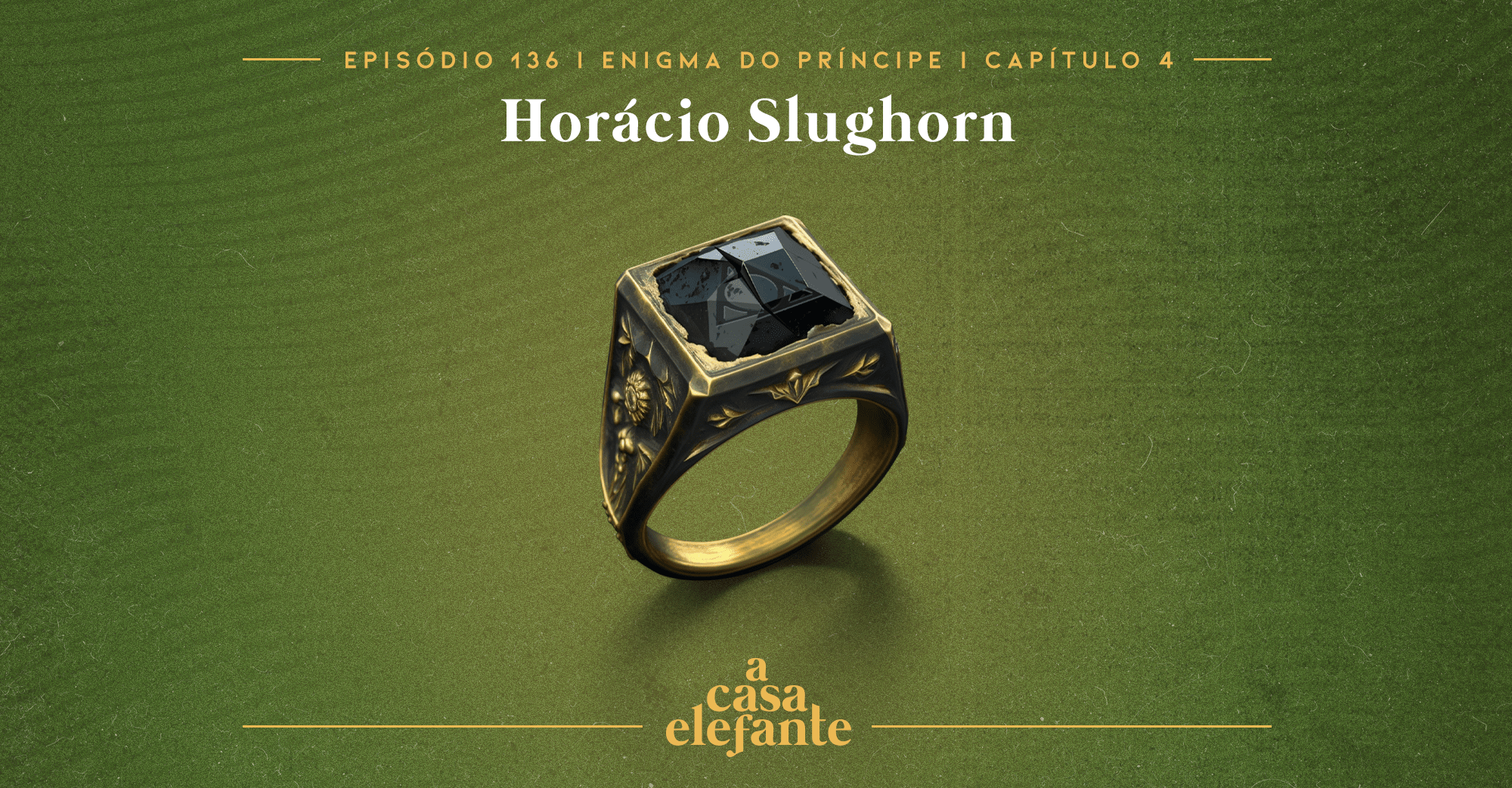 Fundo verde escuro com textura envelhecida. Em cima há informações sobre o episódio, e na parte inferior, o logo do podcast em amarelo. Em destaque, um anel dourado com uma pedra preta quebrada. Na pedra, há o símbolo das relíquias da morte.