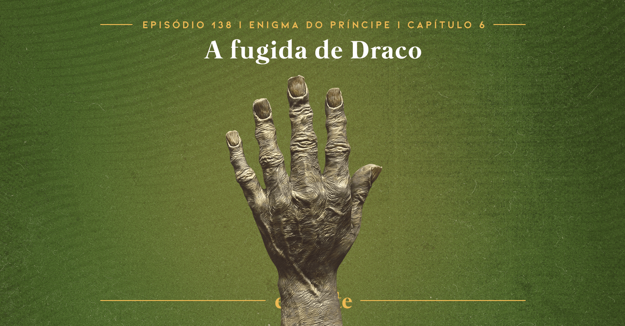 Fundo verde escuro com textura envelhecida. Em cima há informações sobre o episódio, e na parte inferior, o logo do podcast em amarelo. Em destaque, a mão da glória, que é uma mão podre e esverdeada.