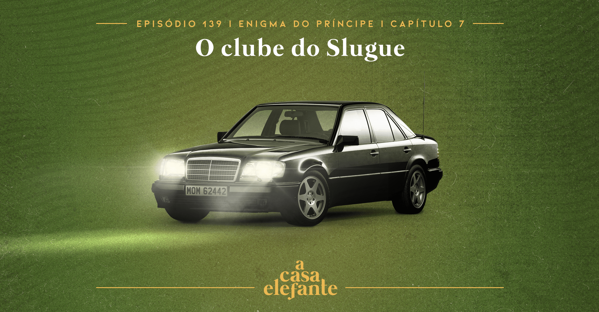 Fundo verde escuro com textura envelhecida. Em cima há informações sobre o episódio, e na parte inferior, o logo do podcast em amarelo. Em destaque, um carro dos anos 90 com os faróis ligados.
