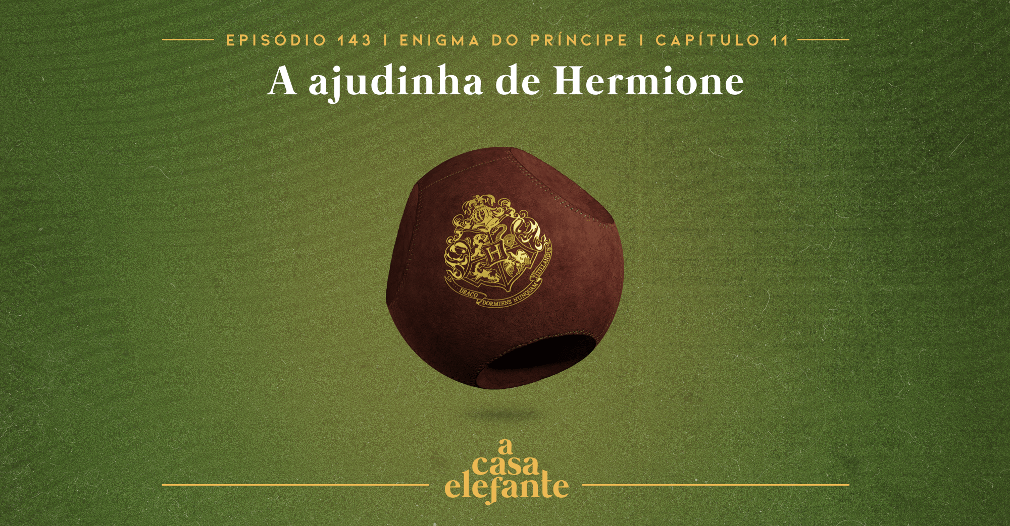 Fundo verde escuro com textura envelhecida. Em cima há informações sobre o episódio, e na parte inferior, o logo do podcast em amarelo. Em destaque, a goles, bola do quadribol que faz pontos. Ela é cor de vinho e tem o símbolo de Hogwarts em dourado.