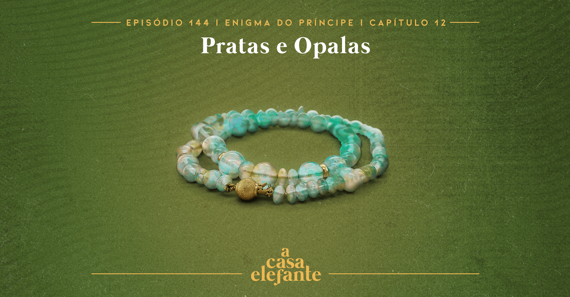 Fundo verde escuro com textura envelhecida. Em cima há informações sobre o episódio, e na parte inferior, o logo do podcast em amarelo. Em destaque, um colar de pedras de opala com o fecho durado.