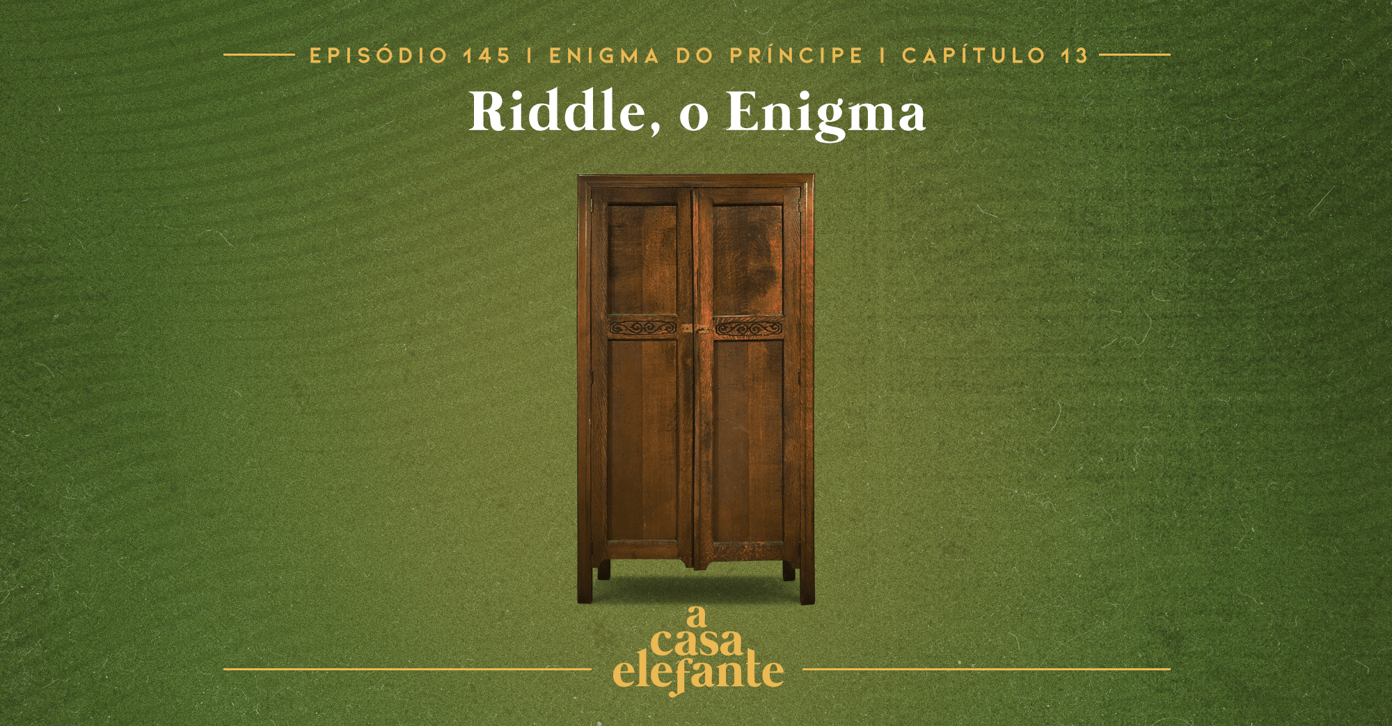 Fundo verde escuro com textura envelhecida. Em cima há informações sobre o episódio, e na parte inferior, o logo do podcast em amarelo. Em destaque, um guarda-roupas antigo de madeira.