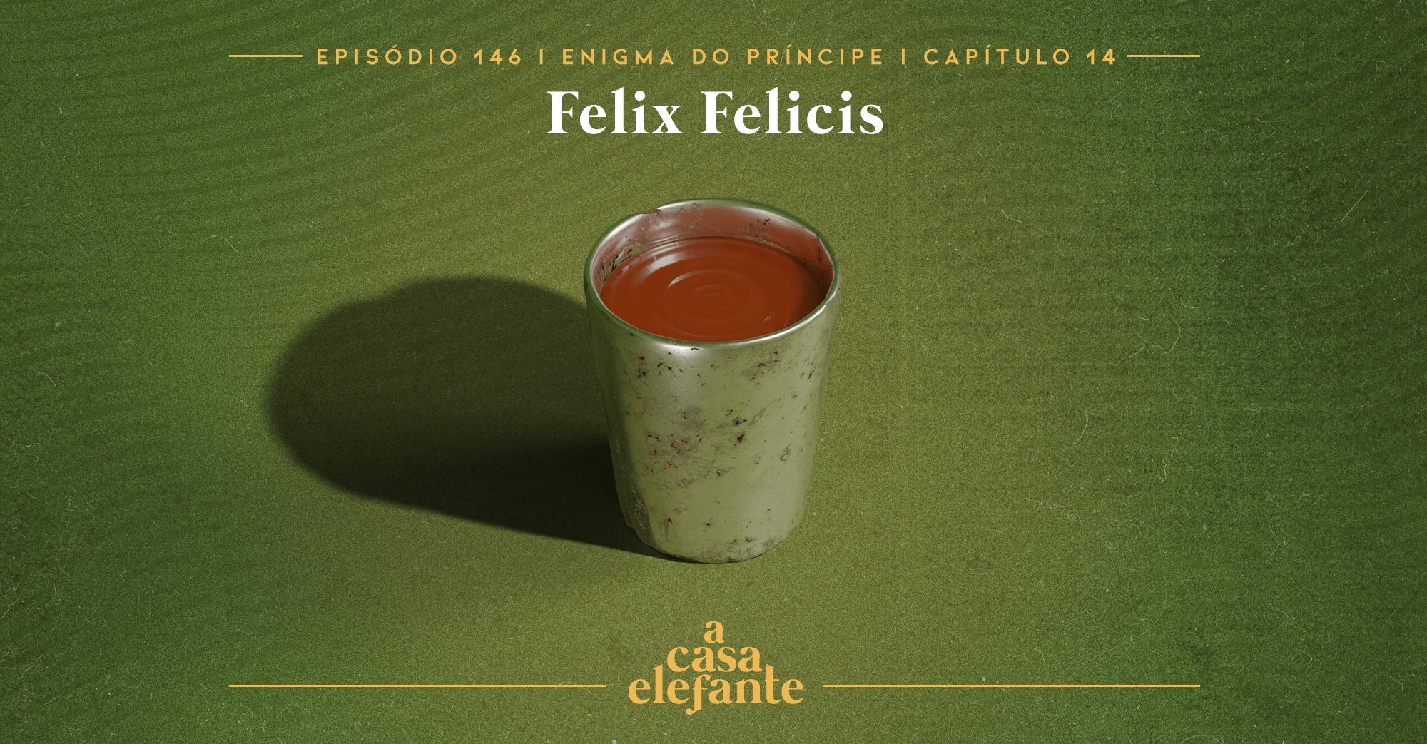 Fundo verde escuro com textura envelhecida. Em cima há informações sobre o episódio, e na parte inferior, o logo do podcast em amarelo. Em destaque, um copo de metal com suco de abóbora.