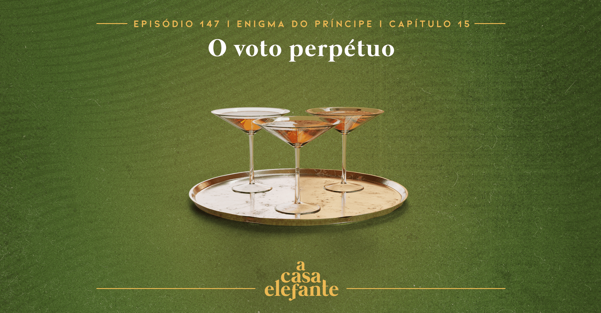 Fundo verde escuro com textura envelhecida. Em cima há informações sobre o episódio, e na parte inferior, o logo do podcast em amarelo. Em destaque, uma bandeja com três taças de um líquido alaranjado.