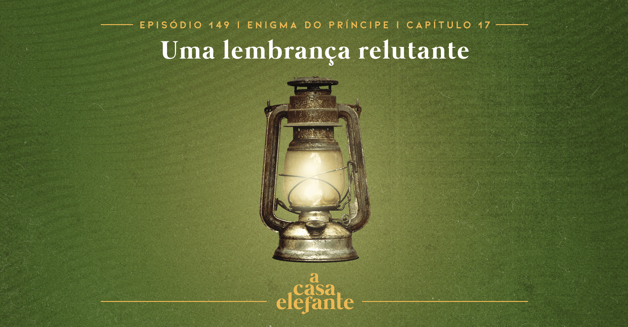 Fundo verde escuro com textura envelhecida. Em cima há informações sobre o episódio, e na parte inferior, o logo do podcast em amarelo. Em destaque, um lampião antigo aceso.