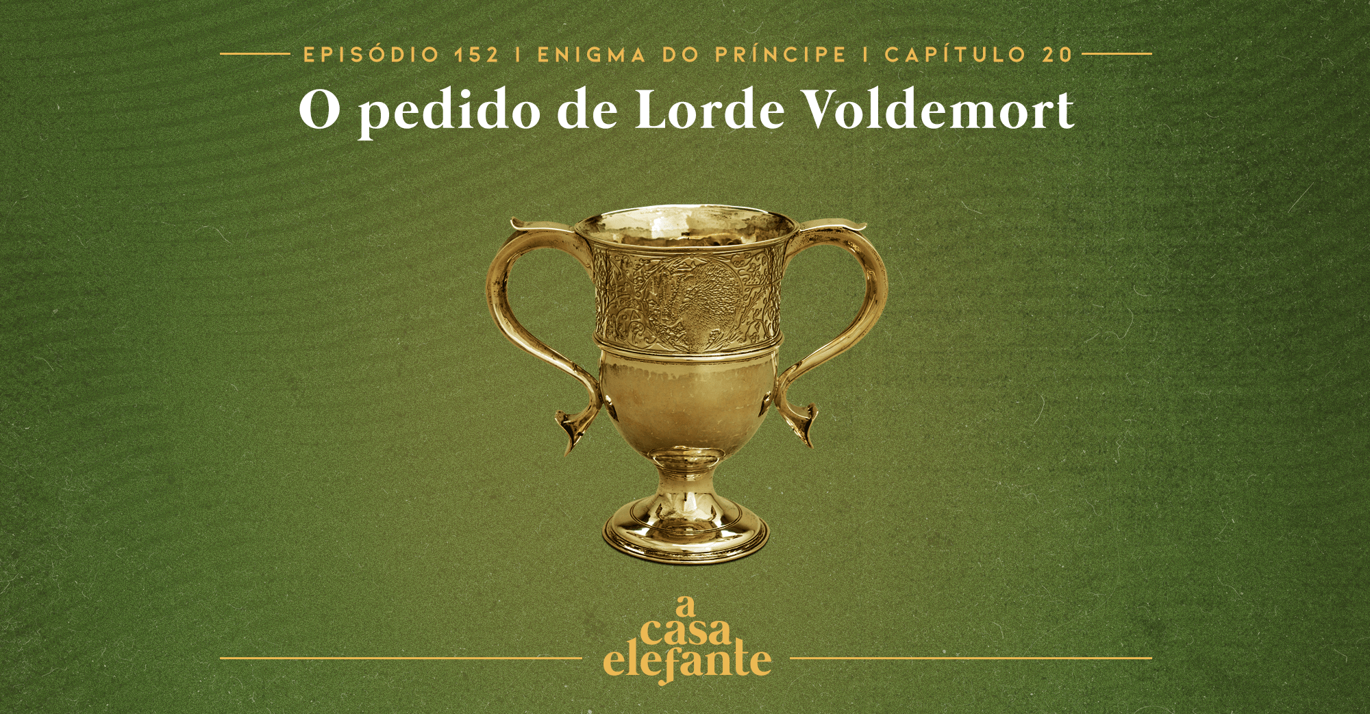 Fundo verde escuro com textura envelhecida. Em cima há informações sobre o episódio, e na parte inferior, o logo do podcast em amarelo. Em destaque, a taça de Hufflepuff.