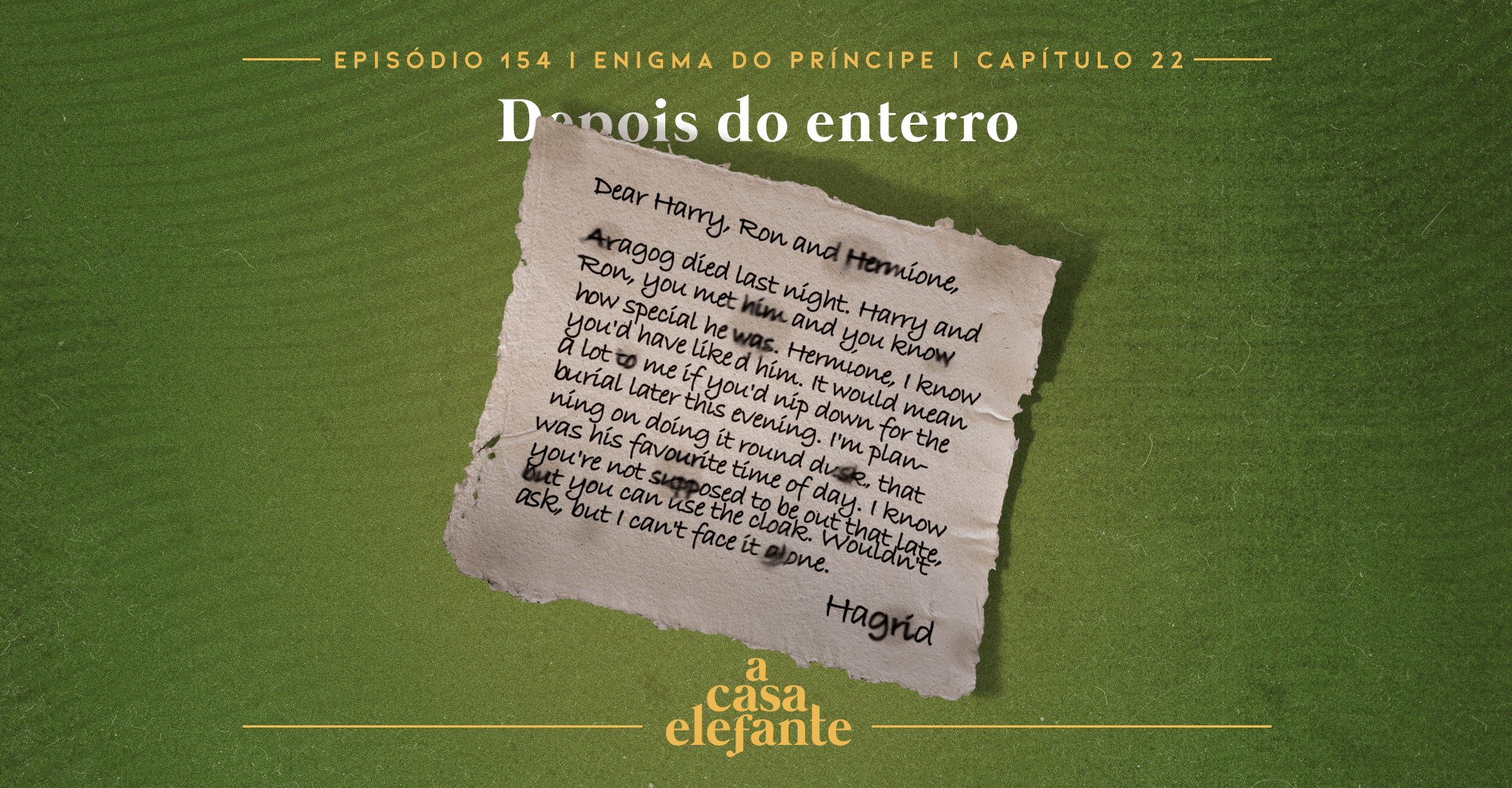 Fundo verde escuro com textura envelhecida. Em cima há informações sobre o episódio, e na parte inferior, o logo do podcast em amarelo. Em destaque, a carta de Hagrid avisando sobre a morte de Aragogue, com manchas de lágrimas borrando o texto.