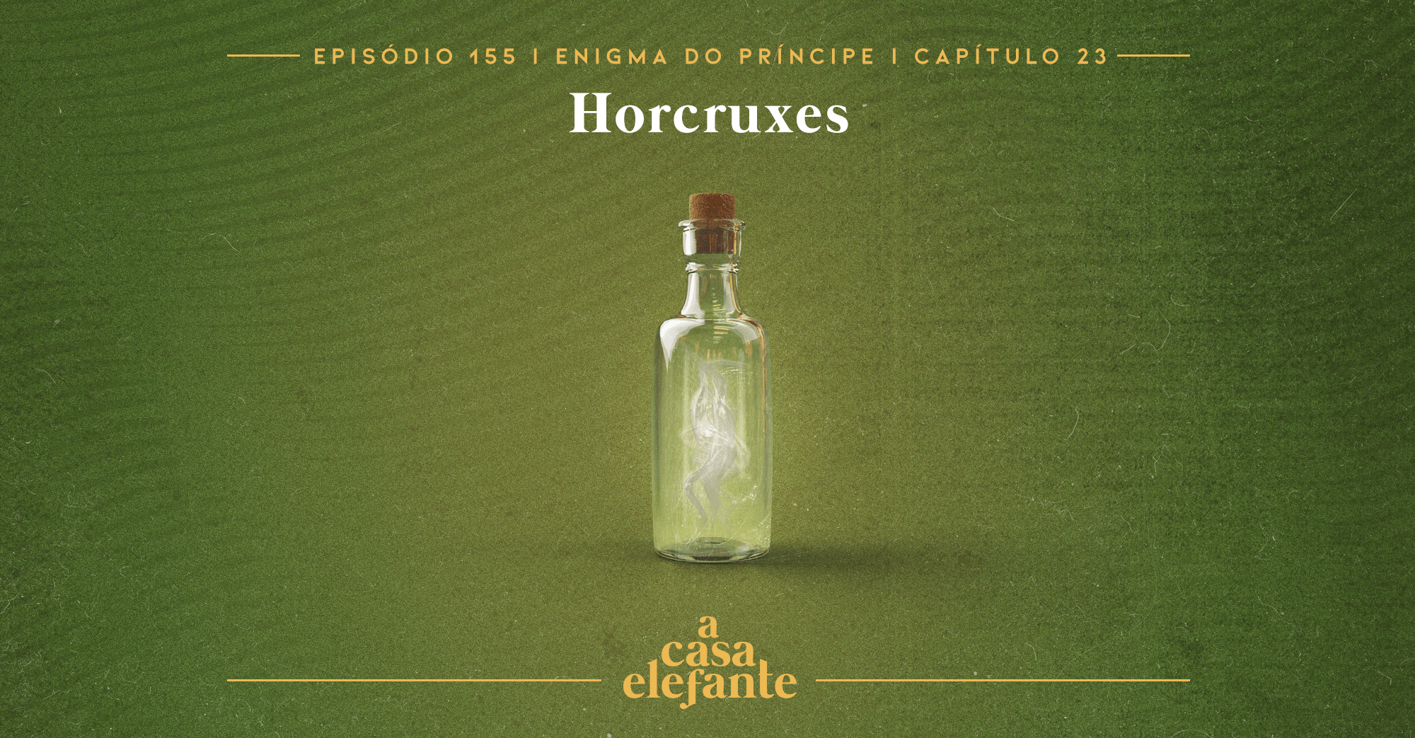 Fundo verde escuro com textura envelhecida. Em cima há informações sobre o episódio, e na parte inferior, o logo do podcast em amarelo. Em destaque, um pequeno frasco com uma substância branca esfumaçada.
