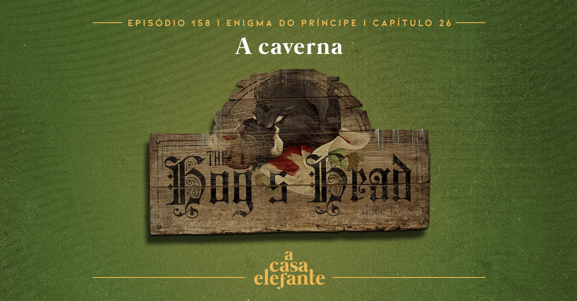 Fundo verde escuro com textura envelhecida. Em cima há informações sobre o episódio, e na parte inferior, o logo do podcast em amarelo. Em destaque, uma placa de madeira com uma pintura da cabeça decepada de um javali sobre um tecido branco e ensanguentado.