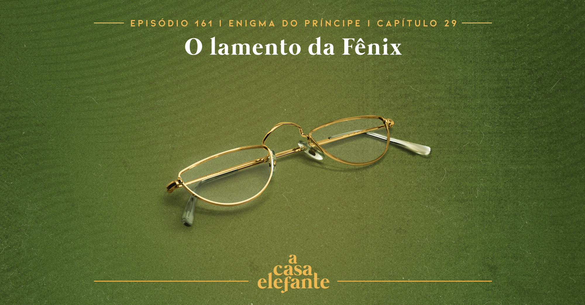 Fundo verde escuro com textura envelhecida. Em cima há informações sobre o episódio, e na parte inferior, o logo do podcast em amarelo. Em destaque, os óculos de Dumbledore.