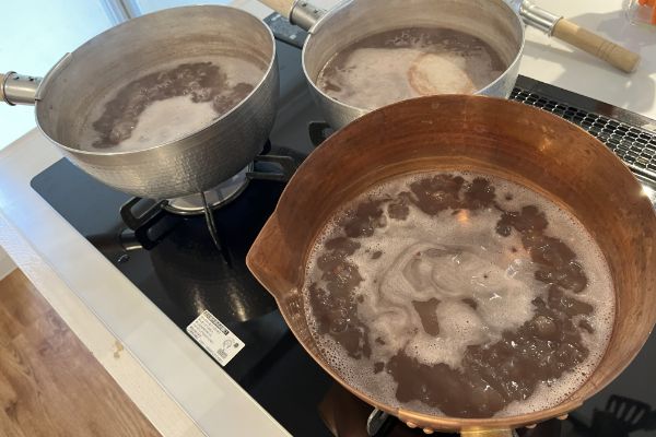 実験】プロはなぜあん作りに銅鍋を使うのか？― アルミと銅のぼうず鍋で