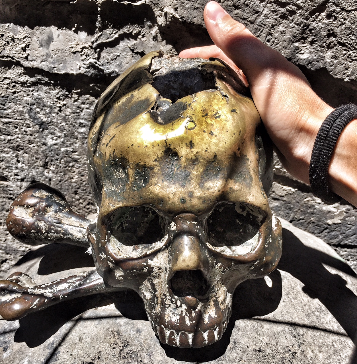 Fuori dalla Chiesa di Santa Maria delle Anime del Purgatorio ad Arco ci sono tre teschi: dicono che toccarli tutti e tre porti fortuna (foto: Anna Luciani)